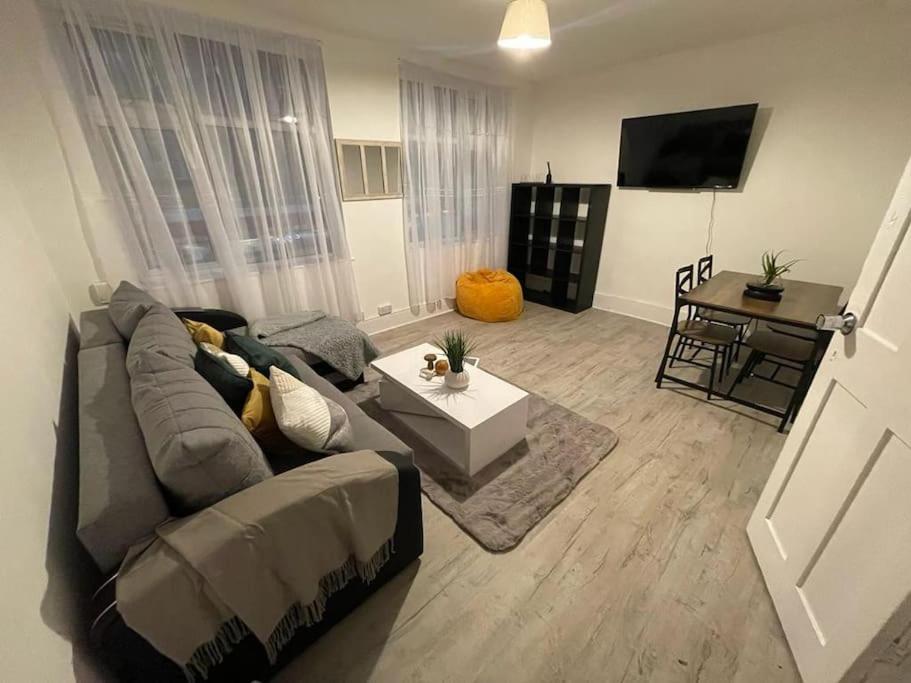 Comfortable 2 Bedroom On Tower Bridge ลอนดอน ภายนอก รูปภาพ
