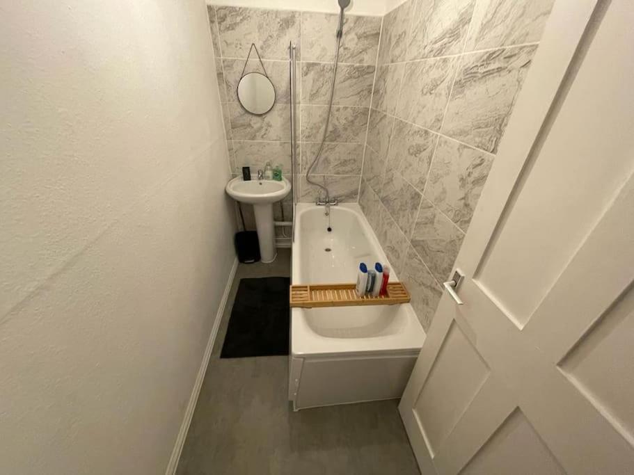 Comfortable 2 Bedroom On Tower Bridge ลอนดอน ภายนอก รูปภาพ